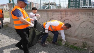 Kars Belediye Başkanı Senger, çevre temizliğine katıldı