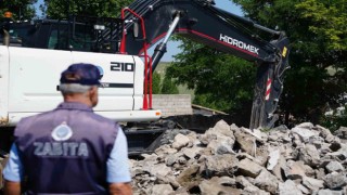 Kars belediyesi kenti metruk binalardan temizliyor