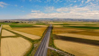 Karsta halı ve kilim desenine bürünmüş tarım arazileri dron ile görüntülendi