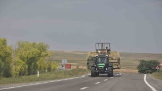 Karsta ot yüklü traktörler sürücülere zor anlar yaşatıyor