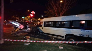 Kartalda kontrolden çıkan otomobil trafik ışıklarında bekleyen öğrenci servisine çarptı: 2 yaralı