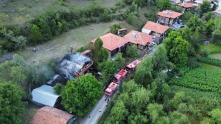 Kastamonuda alevlere teslim olan iki katlı ev kullanılamaz hale geldi