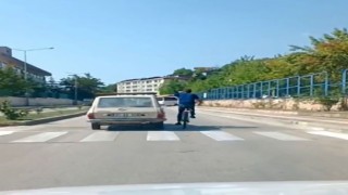 Kastamonuda bisiklet sürücüsünün tehlikeli yolculuğu kamerada