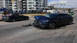Kastamonuda iki otomobil çarpıştı: 2 yaralı