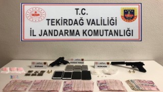 Kasten öldürme suçundan aranan zanlı silah, uyuşturucu ve paralarla yakalandı