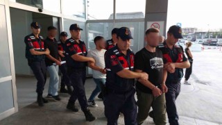 Kavga ettikleri şahsın kaçarak sığındığı evin sahibini sopayla ağır yaraladılar