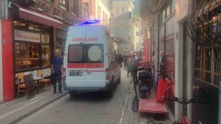 Kavga sırasında kırılan cam sokaktan geçen engelli gencin üzerine düştü
