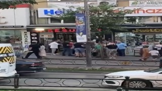 Kavgaya tutuşan kadınlar caddeyi birbirine kattı