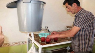 Kavurucu sıcakta Akdağdaki kardan yapılan şerbetle serinliyorlar