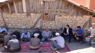 Kaymakam Demirci, yangında 14 büyükbaş hayvanın telef olduğu ahırda incelemelerde bulundu
