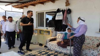Kaymakam ve başkan yangında zarar gören aileyi ziyaret etti