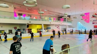 Kayserililer, Büyükşehirin Buz Pateni Pistinde hem serinliyor hem spor yapıyor