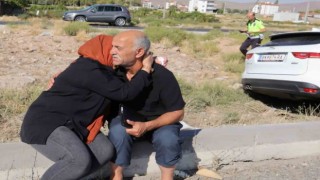 Kazadan kurtulan ağabey ile kız kardeş kaldırımda birbirlerine sarılarak ağladı