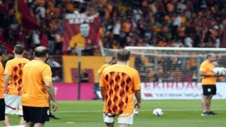 Kerem Aktürkoğluna pankartlı destek