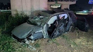 Keşanda refüje çarpan otomobilin motoru ve lastiği metrelerce fırladı