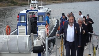 Kıbrıs gazilerine deniz polislerden jest
