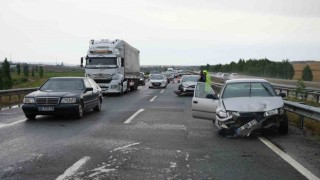 Kırıkkalede yağmur kazaya davetiye çıkardı: 3 araç çarpıştı, 4 yaralı