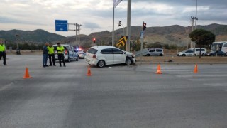 Kırmızı ışık ihlali trafik kazasına neden oldu, 2si çocuk 4 kişi yaralandı