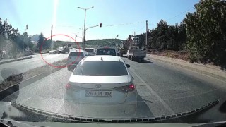 Kırmızı ışıkta geçen lüks otomobil, neden olduğu kazanın ardından kaçtı