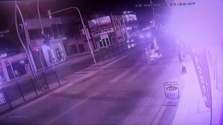 Kırmızı ışıkta karşıya geçmek isterken canından oluyordu