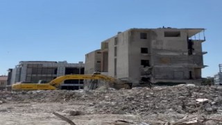 Kolonu kırıp, sallaya sallaya binayı yıktı