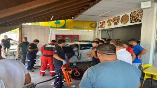 Kontrolden çıkan otomobil önce aydınlatma direğine sonra fırına daldı