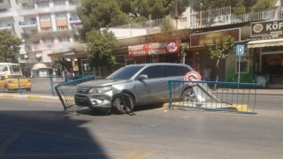 Kontrolden çıkan otomobil refüje çıktı
