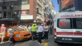 Kontrolden çıkan otomobil yayanın ayağını ezip park halindeki taksiye çarptı