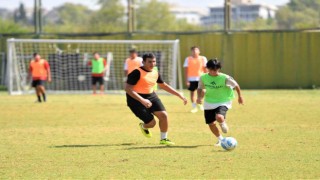 Konyaaltında çocuklar spor yaparak hayatı öğreniyor