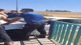 Köprüde asılı kalan otomobil düşmesin diye üzerine çıktılar