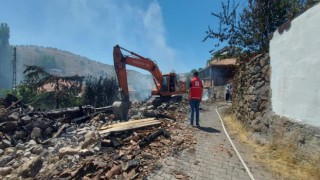 Köyde çıkan yangın 3 evi küle çevirdi