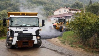 Köylerde sıcak asfalt çalışmaları sürüyor
