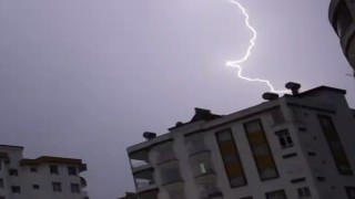 Kozanda şimşekler geceyi aydınlattı
