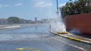 Küçükçekmecede ana su borusu patladı, tonlarca su boşa aktı