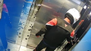 Kurye tuvaletini yaptığı asansörde mahsur kaldı