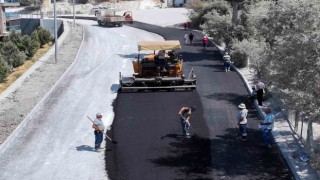 Kuşadasında sıcak asfalt seferberliği devam ediyor