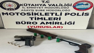 Kütahyada bir araçta ruhsatsız tabanca ve tüfek ele geçirildi