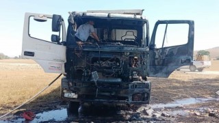 Kütahyada yanan kamyon hurdaya döndü