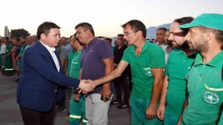 Maaşlarına zam alan işçilerden Başkan Aydına coşkulu karşılama