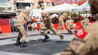 Manisada komandoların gösterisi mest etti