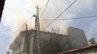 Manisada mahalle arasında çıkan yangın paniğe neden oldu
