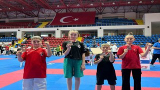 Manyaslı karateciler başarıya doymuyor