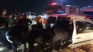Mardinde minibüs ile kamyonet çarpıştı: 7 yaralı