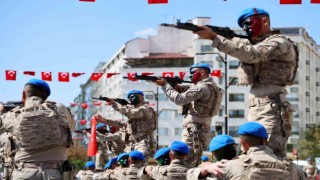Mavi berelilerden düşmana gözdağı