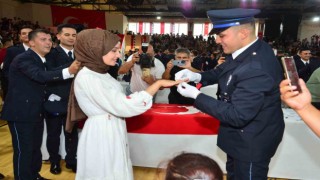 Mezun olan polis tören sonrası sevgilisine evlenme teklifi etti