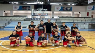 Milli Basketbolcu Manolya Kurtulmuştan kariyerine adım attığı Turgutlu Belediyespora ziyaret