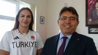 Milli güreşçi Buse Tosun Çavuşoğlu Marmaris Kaymakamını ziyaret etti