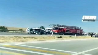 Minibüs yön tabelasına çarptı, 2 kişi hayatını kaybetti