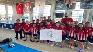Minik yüzücüler, hayatını kaybeden sporcular için yüzdü