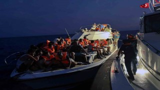 Motor yat arıza yaptı, 13 çocuk 51 düzensiz göçmen kurtarıldı